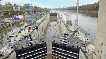 Empty lock chamber with caulking gates, photographed in the direction of the upper head